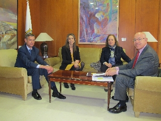 La nueva JAT, tras la firma de su toma de posesión, junto al presidente del TSJC, la presidenta de la Sala de lo Social y el secretario de Gobierno